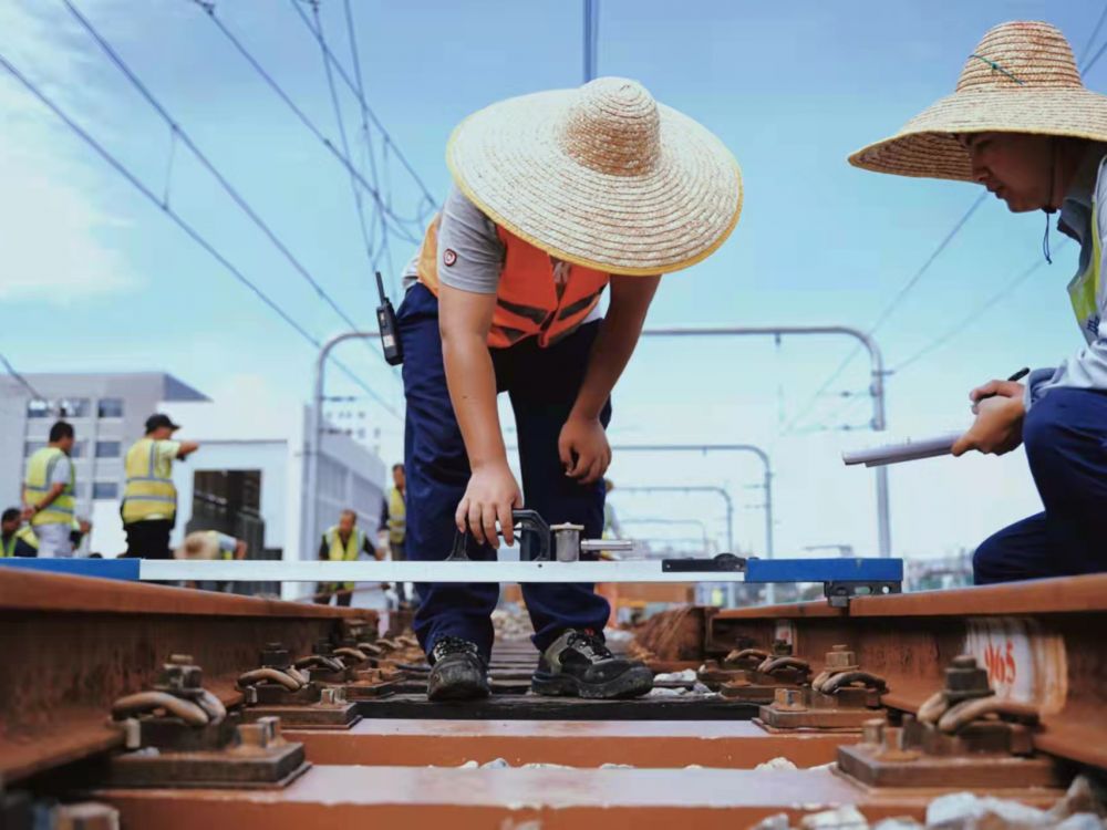 Track crossings with low construction height and custom-made longitudinal sleepers – all possible with AFU in any dimension – Vako-Art rail technology