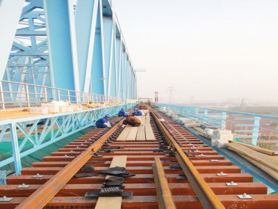 Whether bridge transoms or longitudinal sleepers – easy to adjust on site and adaptable for various track constructions – Vako-Art rail technology
